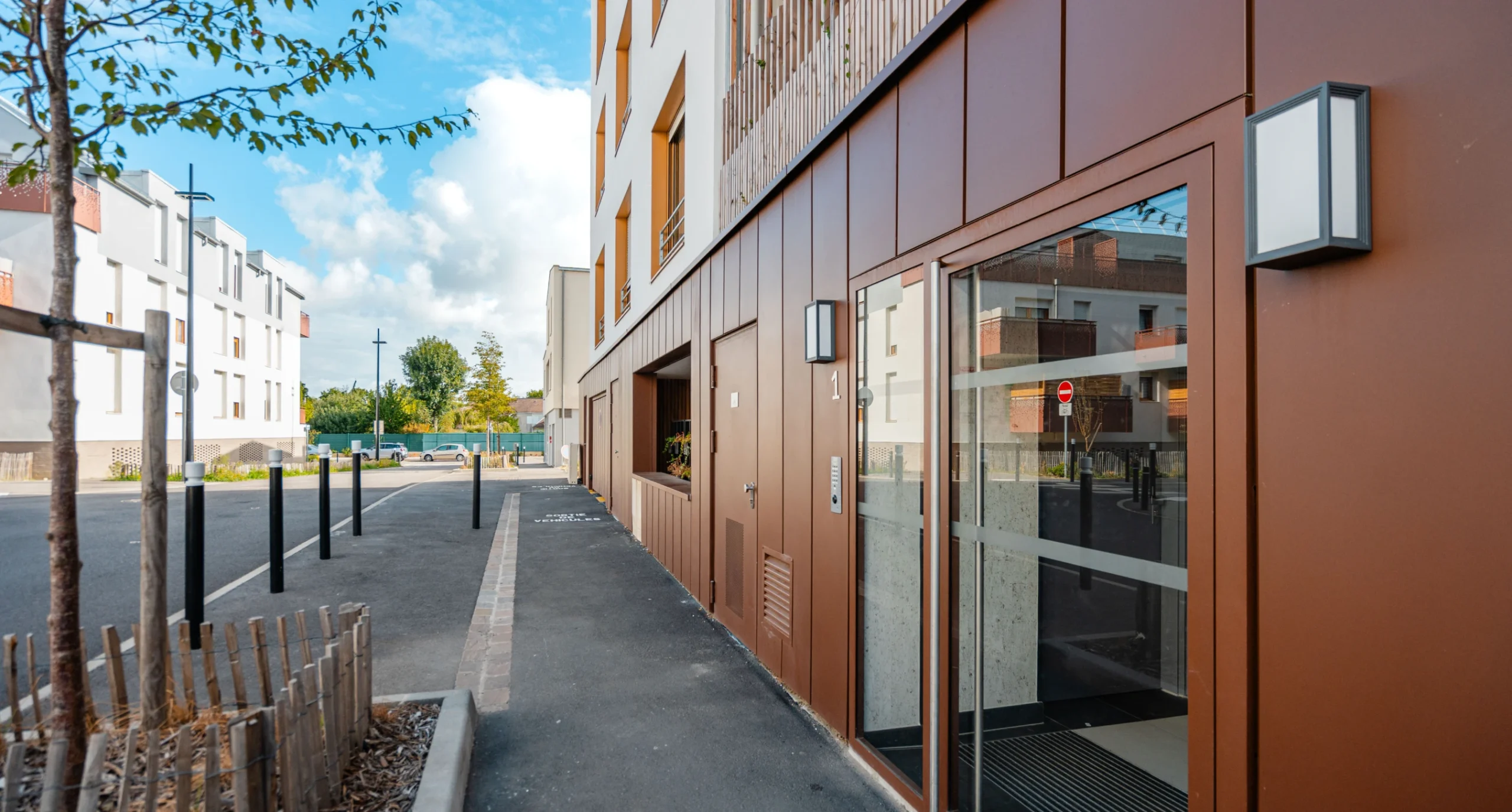 Façade du bâtiment et trottoir menant à l’entrée du cabinet