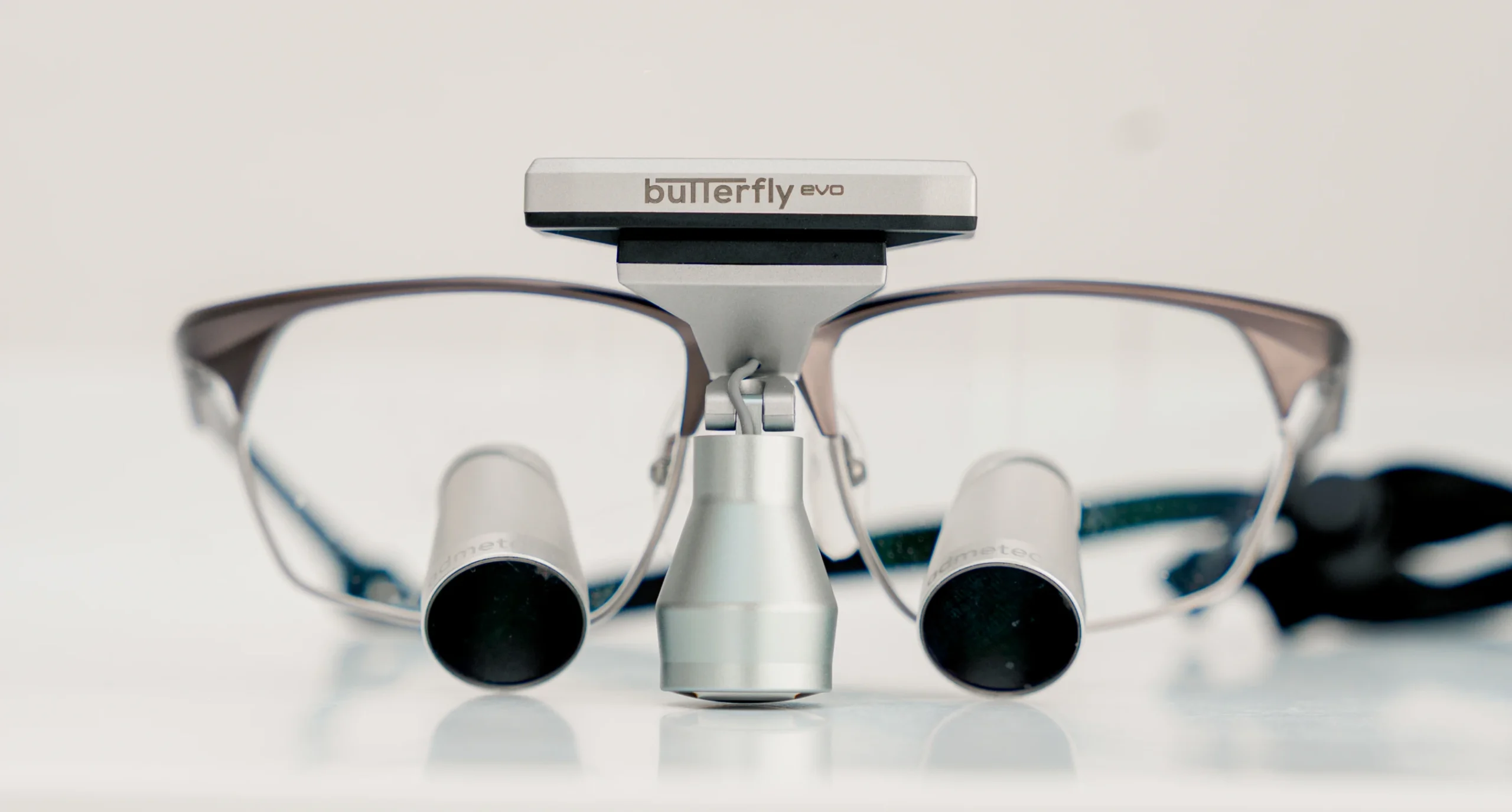 Loupes binoculaires à éclairage LED utilisées pour les soins