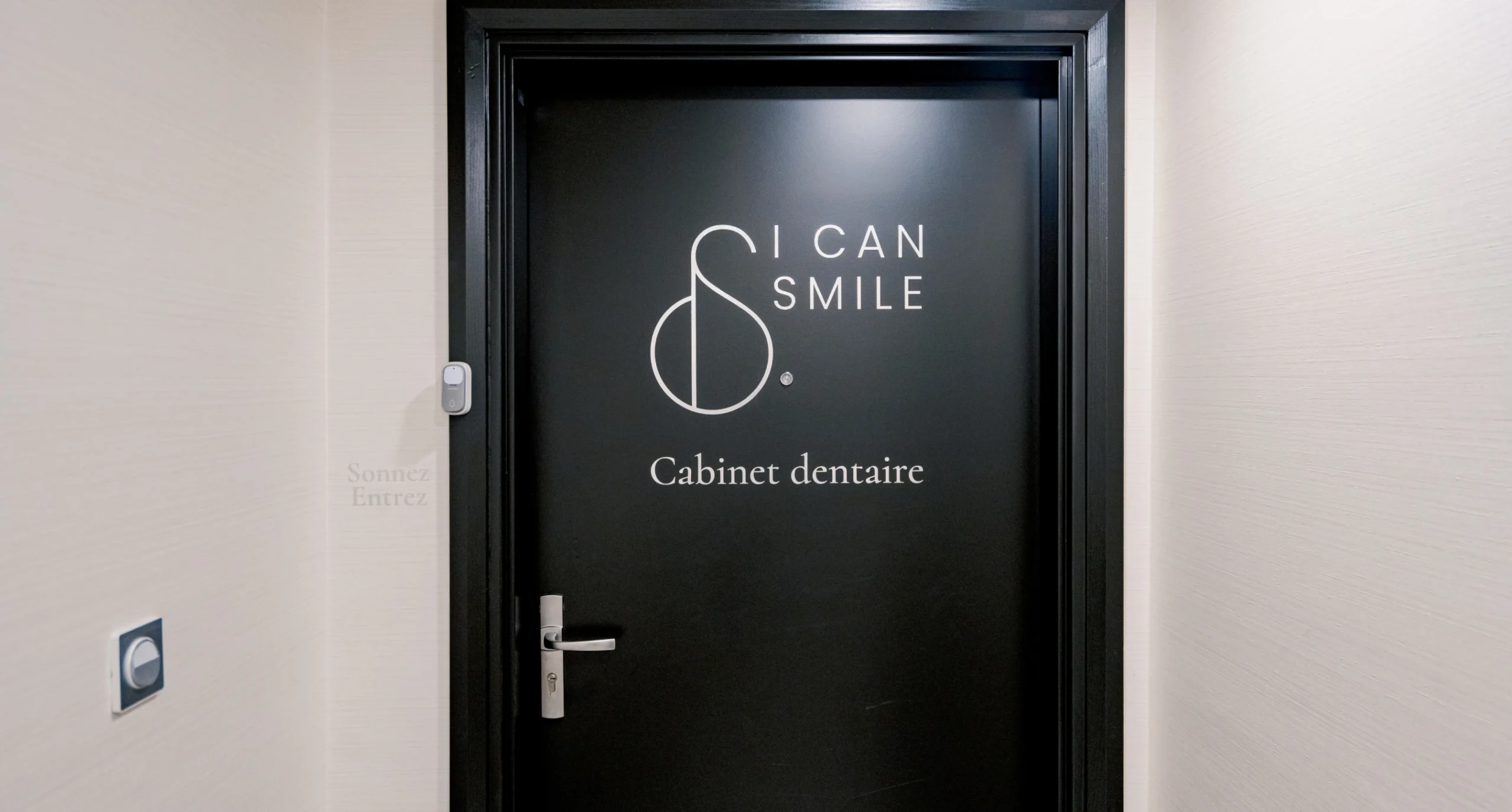 Porte d’entrée du cabinet dentaire I Can Smile