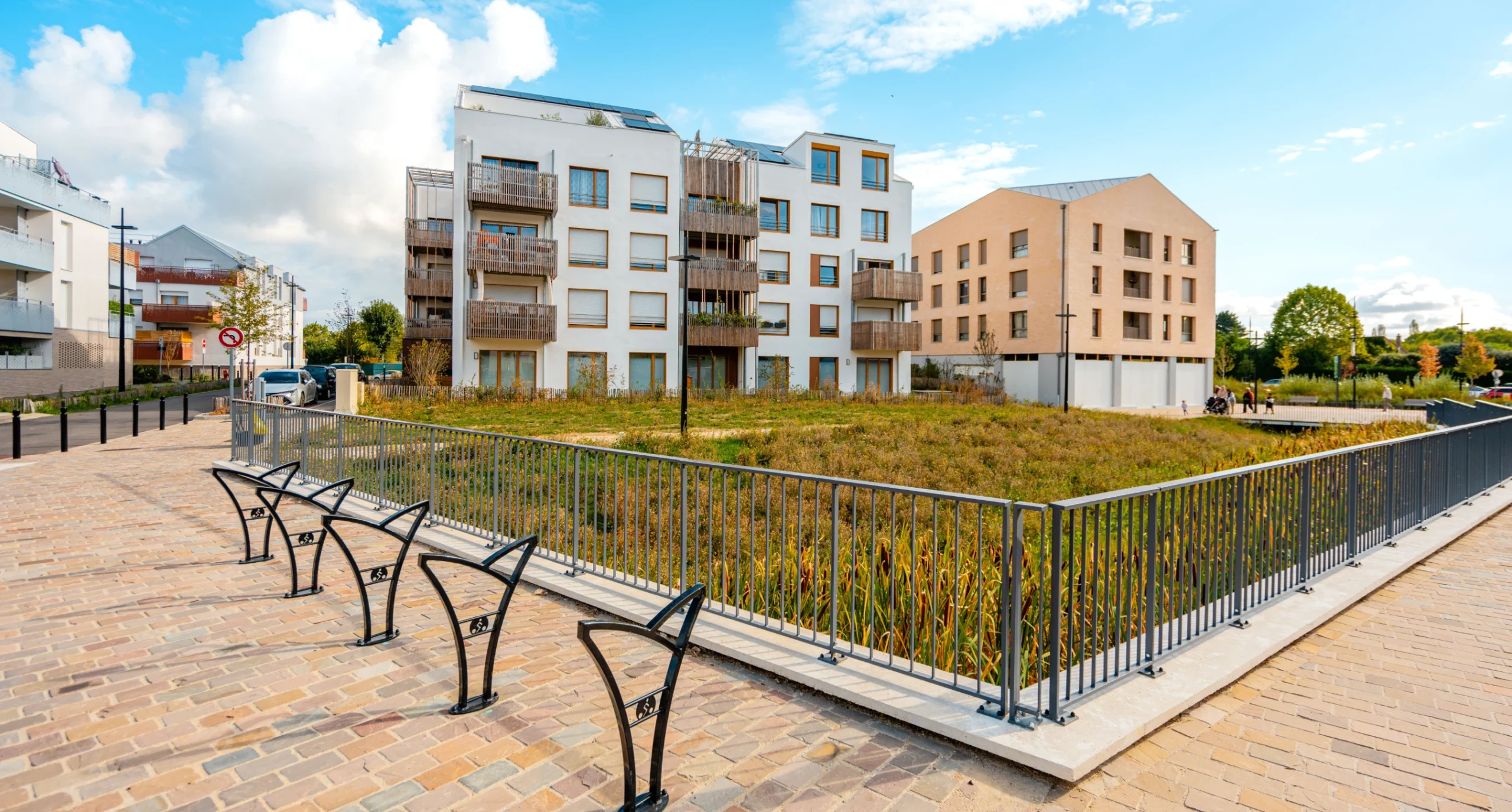 Quartier résidentiel de Voisins-le-Bretonneux, promenade et immeubles