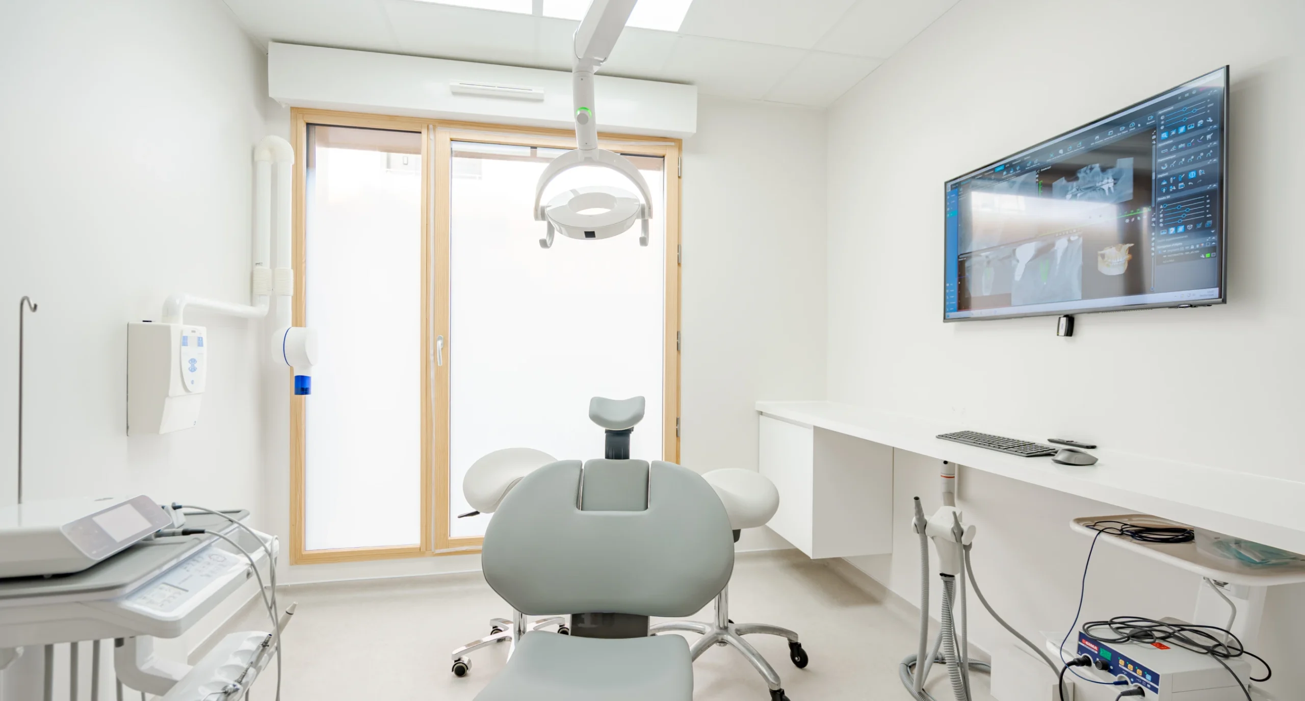 Salle de soins avec écran de radiographie numérique