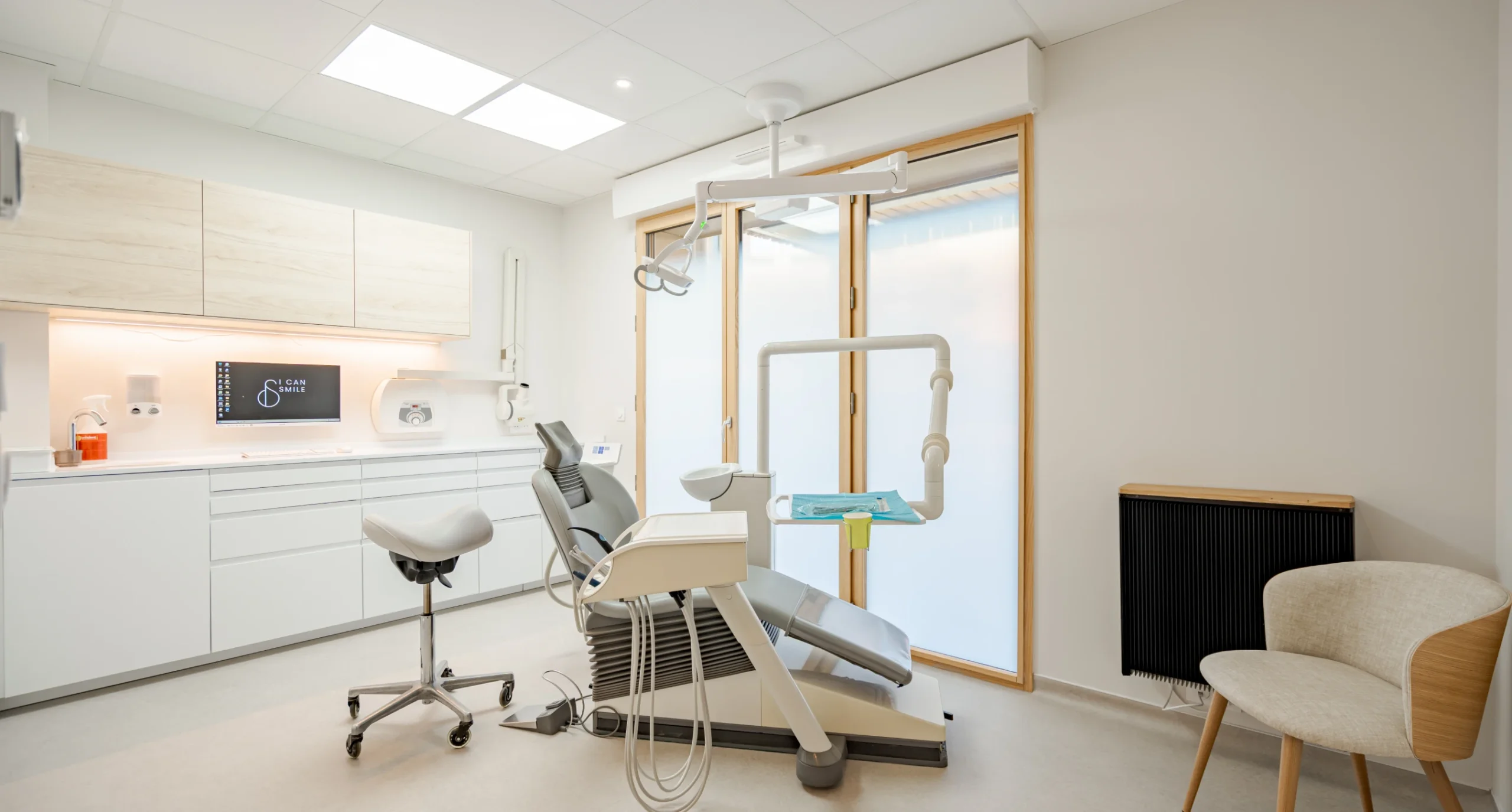 Salle de soins équipée d’un fauteuil dentaire