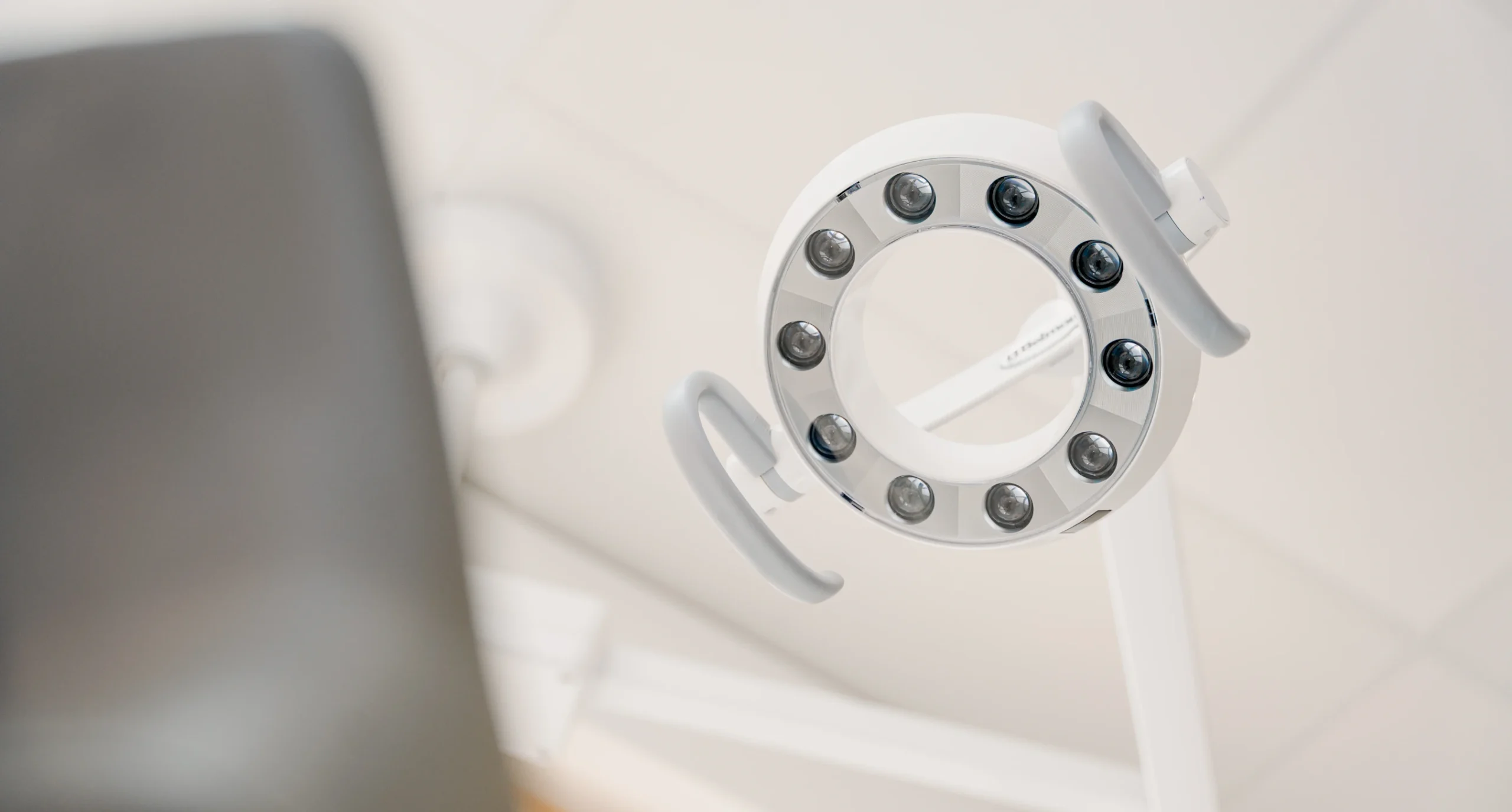 Scialytique LED au-dessus du fauteuil de soins